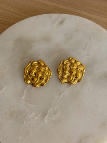 Fiorella -  χρυσά σκουλαρίκια, σκουλαρίκια τριαντάφυλλο, statement σκουλαρίκια, γυναικεία κοσμήματα, bold earrings, fashion jewelry, ατσαλινα σκουλαρικια