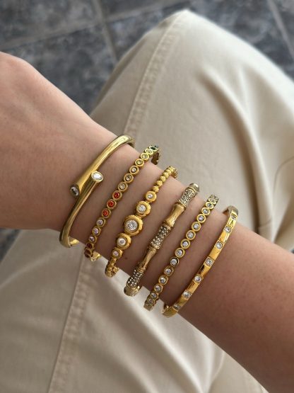 Savya gold - χρυσό βραχιόλι, ατσαλινο βραχιολι, βραχιόλι με ζιρκόν, κομψά γυναικεία κοσμήματα, minimal βραχιόλι, elegant bracelet, βραχιολι χειροπεδα, βραχιολι χειροπεδα χρυσό, βραχιολι χειροπέδα με ζιργκόν.