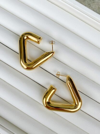 Raphael - gold earrings, triangle earrings, stainless steel earrings, χρυσά σκουλαρίκια, σκουλαρίκι τρίγωνο, σκουλαρικια ατσαλι