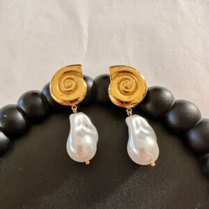 Thais - summer earrings, gold earrings, stud earrings, shell earrings, steel earrings, χρυσα σκουλαρικια, σκουλαρικια κοχυλι, σκουλαρικια ατσαλι, σκουλαρικια καλοκαιρινα, pearl earrings, σκουλαρικια με μαργαριταρι