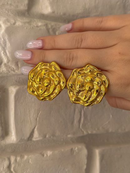 Fiorella -  χρυσά σκουλαρίκια, σκουλαρίκια τριαντάφυλλο, statement σκουλαρίκια, γυναικεία κοσμήματα, bold earrings, fashion jewelry, ατσαλινα σκουλαρικια
