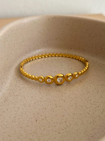 Birgitte gold - χρυσό βραχιόλι, γυναικείο βραχιόλι με ζιρκόν, στρογγυλό μοτίβο βραχιόλι, κομψά γυναικεία κοσμήματα, elegant bracelet, βραχιολι χειροπεδα, βραχιολι χειροπέδα ατσάλινο