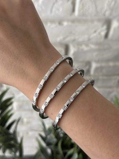 Savya silver - ασημι βραχιόλι, ατσαλινο βραχιολι, βραχιόλι με ζιρκόν, κομψά γυναικεία κοσμήματα, minimal βραχιόλι, elegant bracelet, βραχιολι χειροπεδα, βραχιολι χειροπεδα ασημί, βραχιολι χειροπέδα με ζιργκόν.